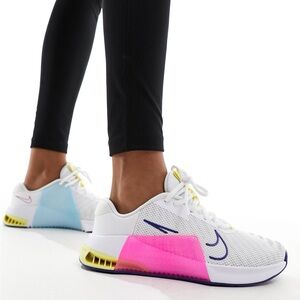 Nike Free Metcon 9 sneakers in white with color pop detail